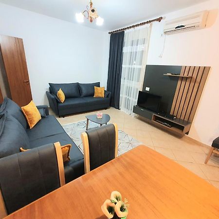 Apartment Me Qera Lungomare Vlore Medem1 Buitenkant foto