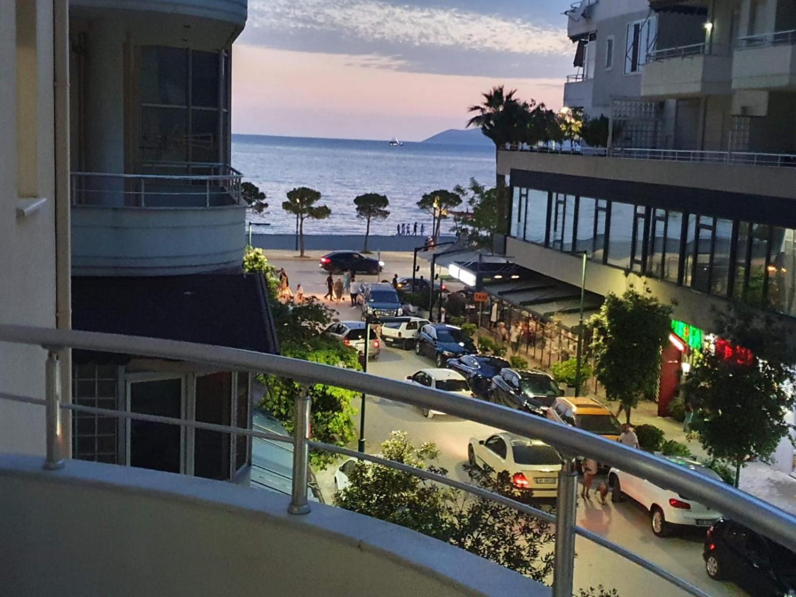Apartment Me Qera Lungomare Vlore Medem1 Buitenkant foto